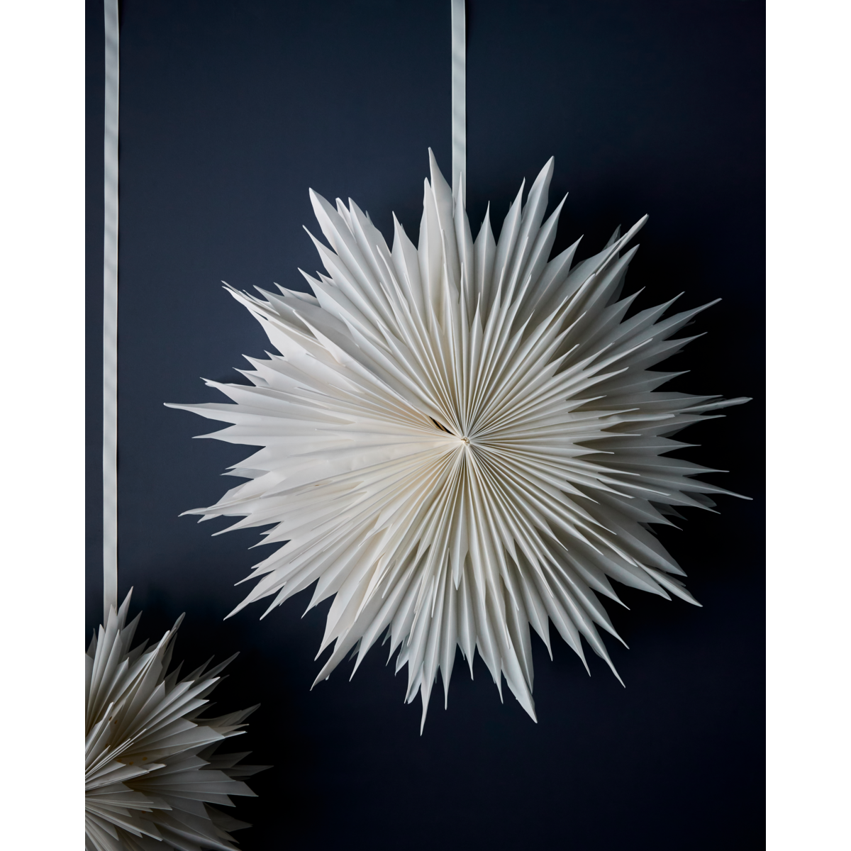 Estrella de papel blanco roto