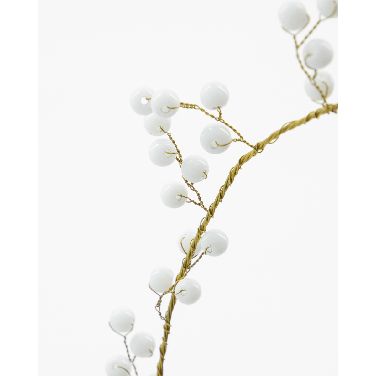 Corona decorativa de metal y perlas