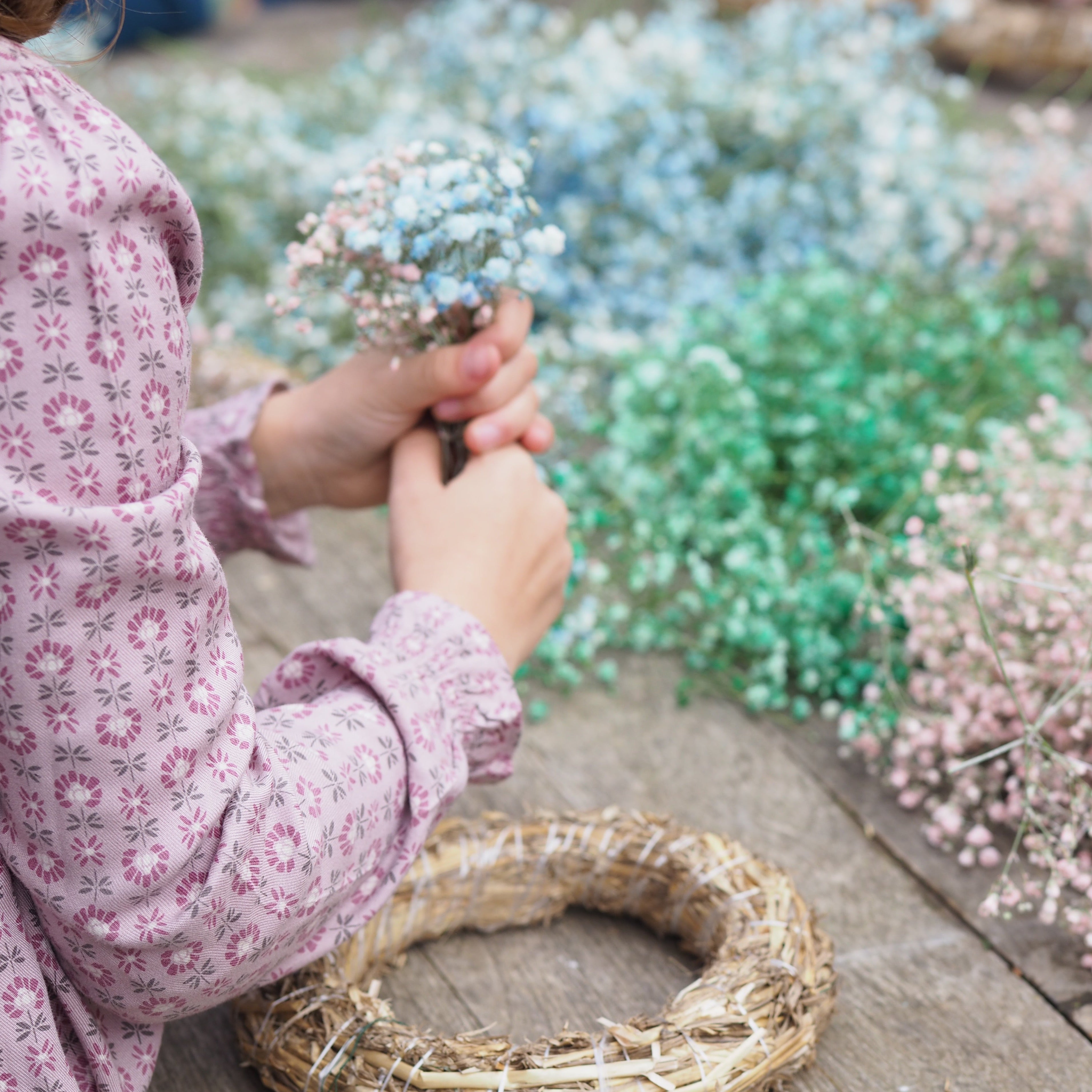 Grupo de niños participando en taller de coronas florales