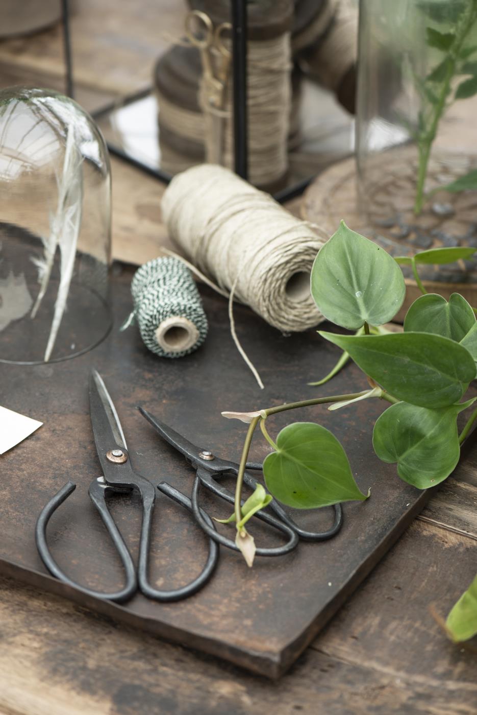 Tijera de metal negro