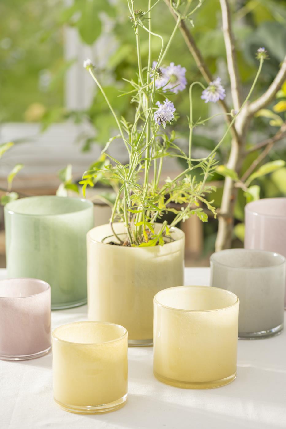 Maceta Venecia de vidrio opal amarillo, pequeño – Ib Laursen