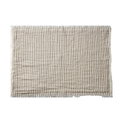 Mantel individual de algodón gris y blanco de Affari of Sweden en un entorno de comedor