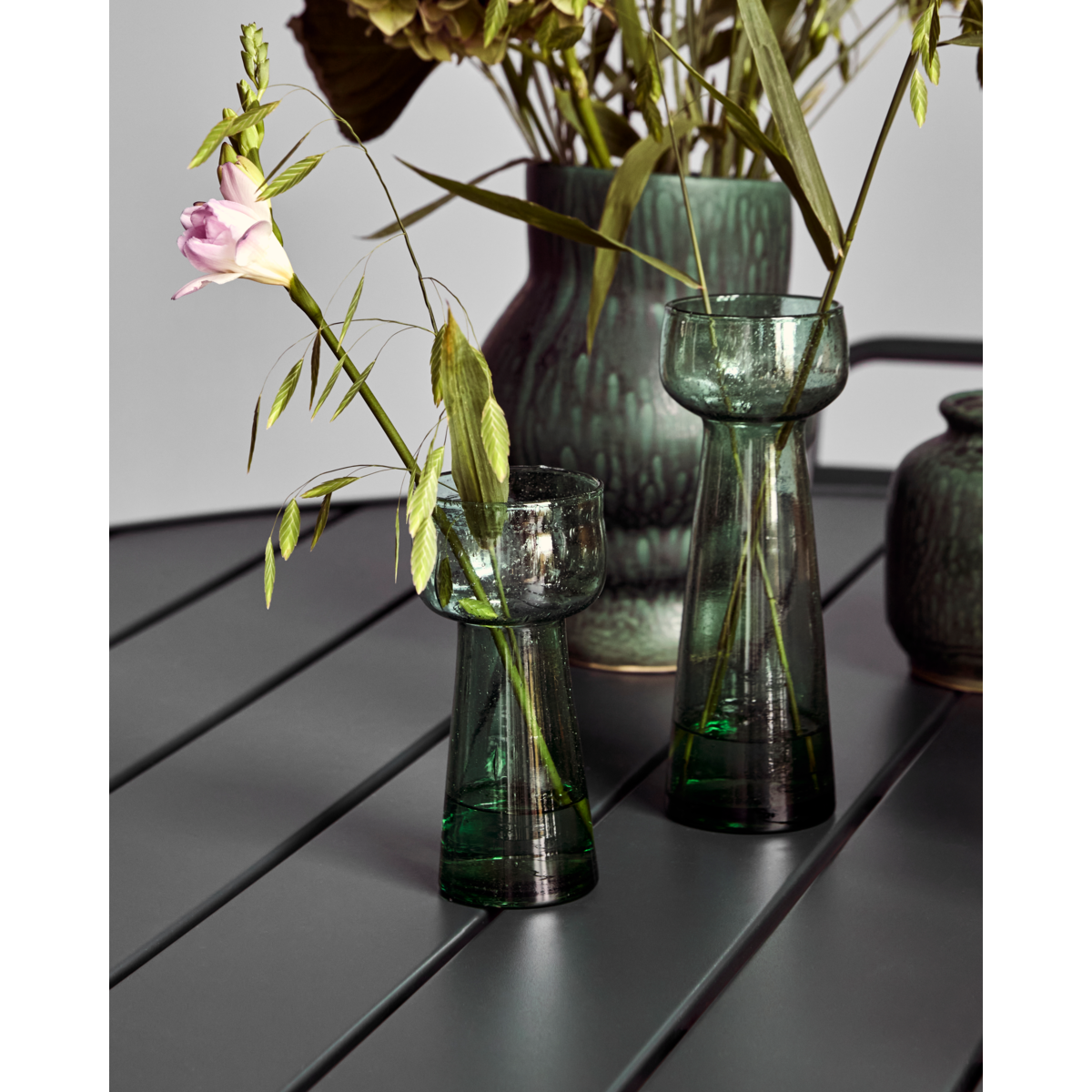 Jarrón de vidrio verde pequeño