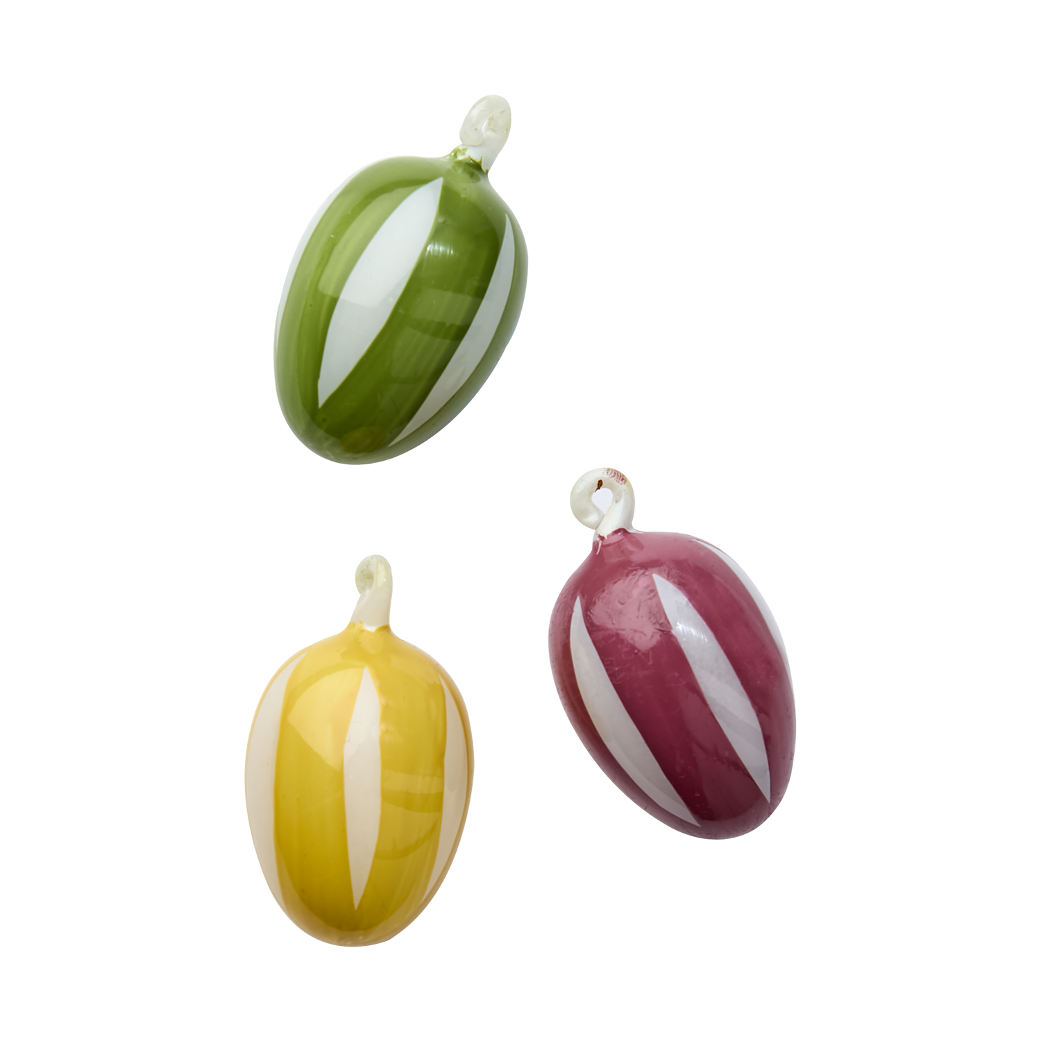 Detalle de huevos colgantes de cristal en decoración primaveral