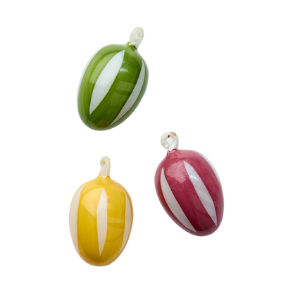 Detalle de huevos colgantes de cristal en decoración primaveral