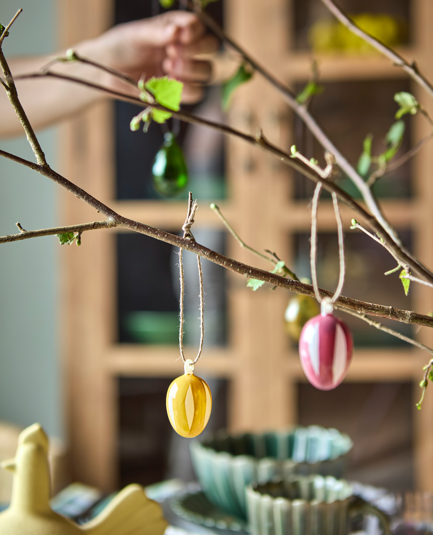 Huevos colgantes de cristal soplado en verde, rosa y amarillo