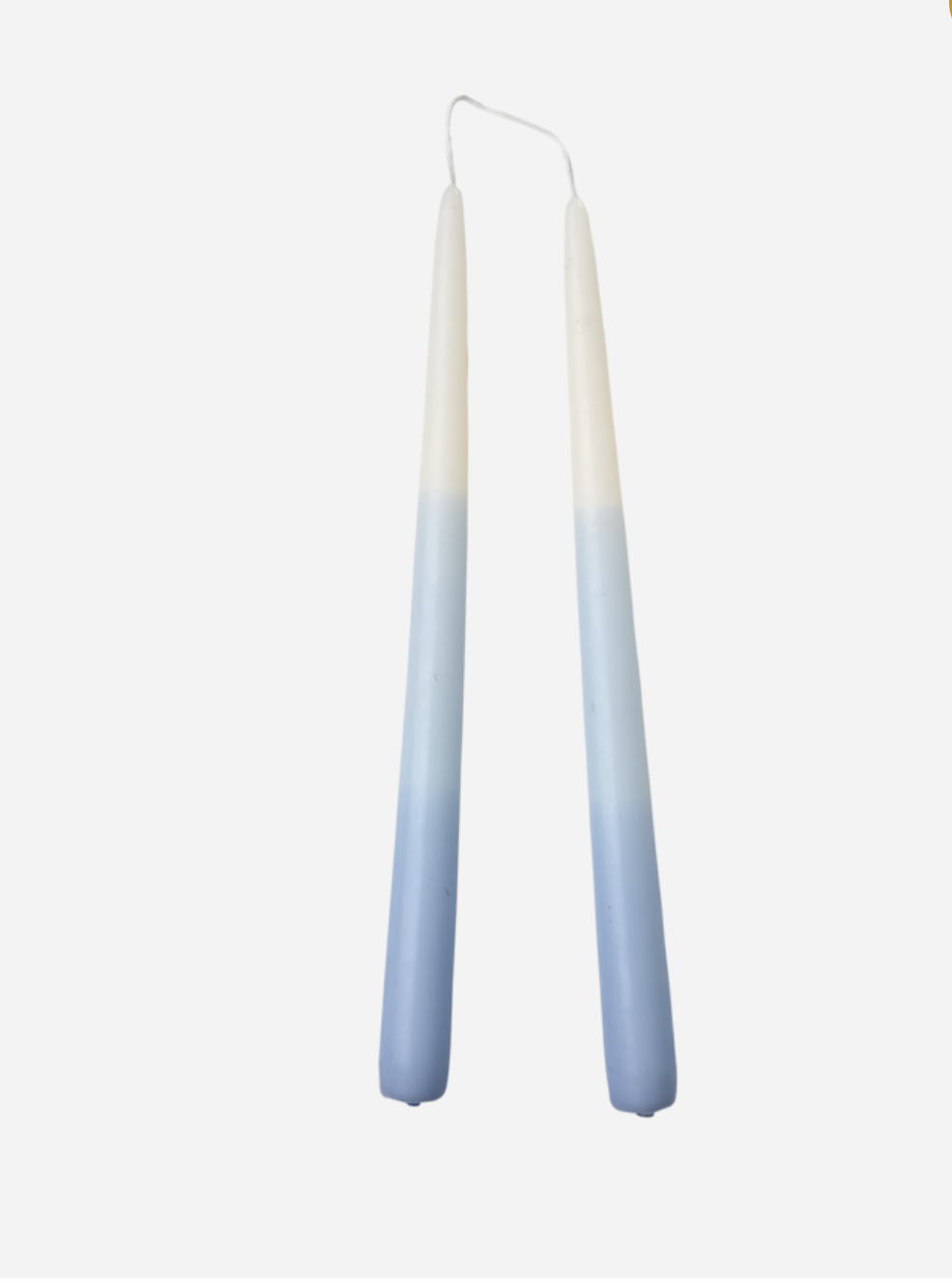 Vela cónica azul de Affari of Sweden en tonos crema y azul, creando un ambiente escandinavo acogedor