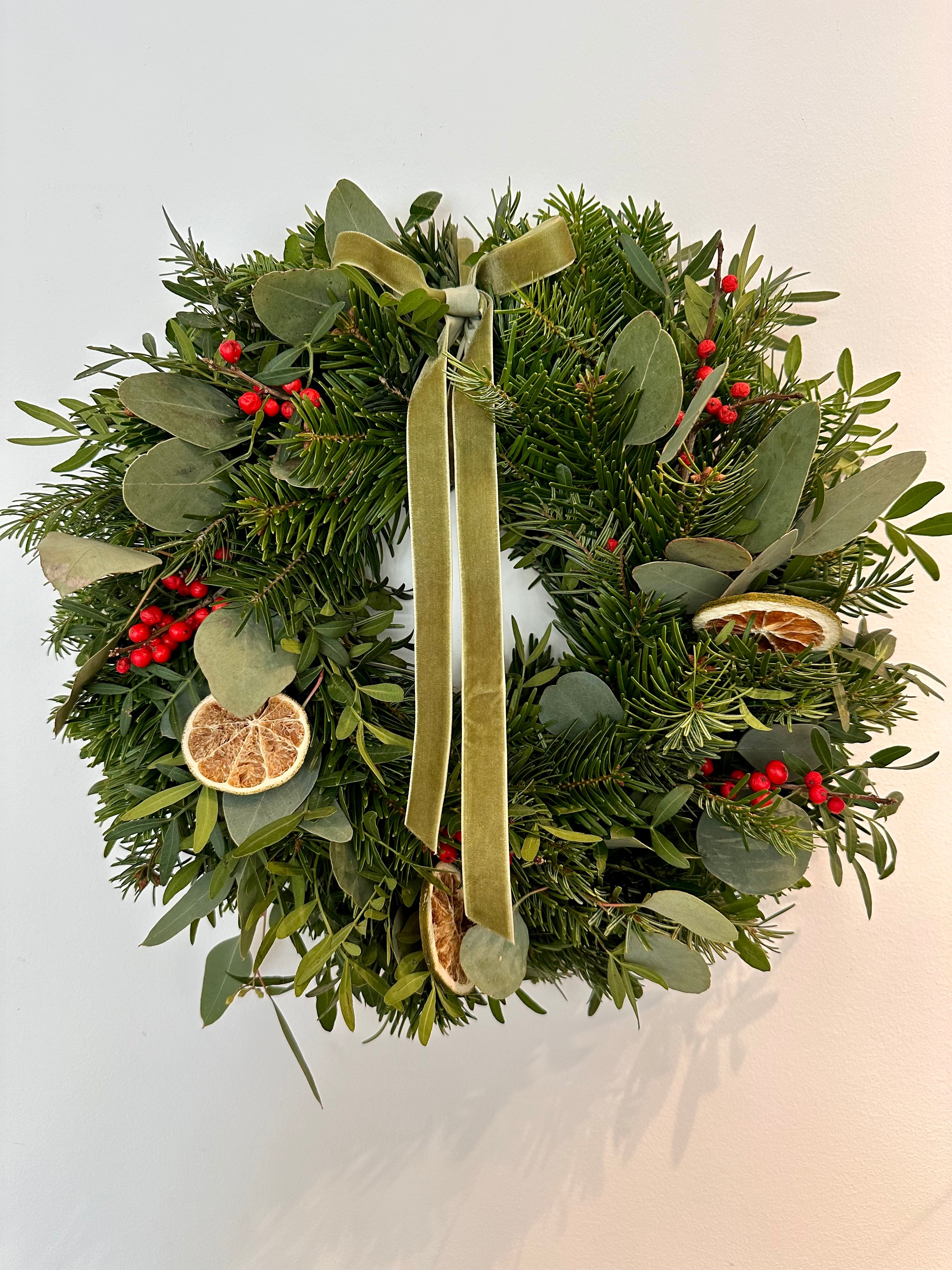 Coronas de puerta con eucalipto