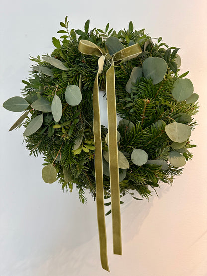 Coronas de puerta con eucalipto