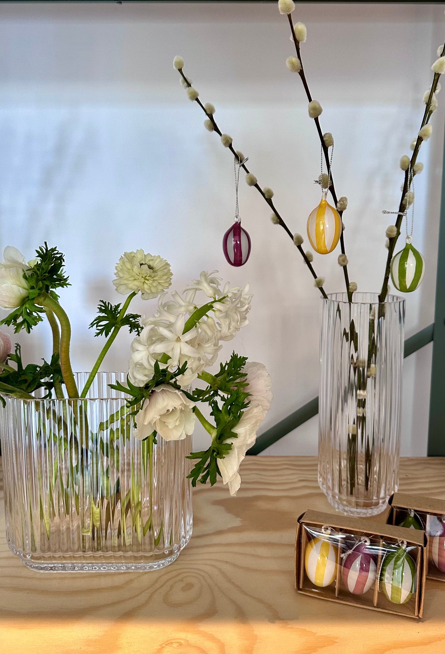 Huevos de cristal colgantes en ambiente escandinavo