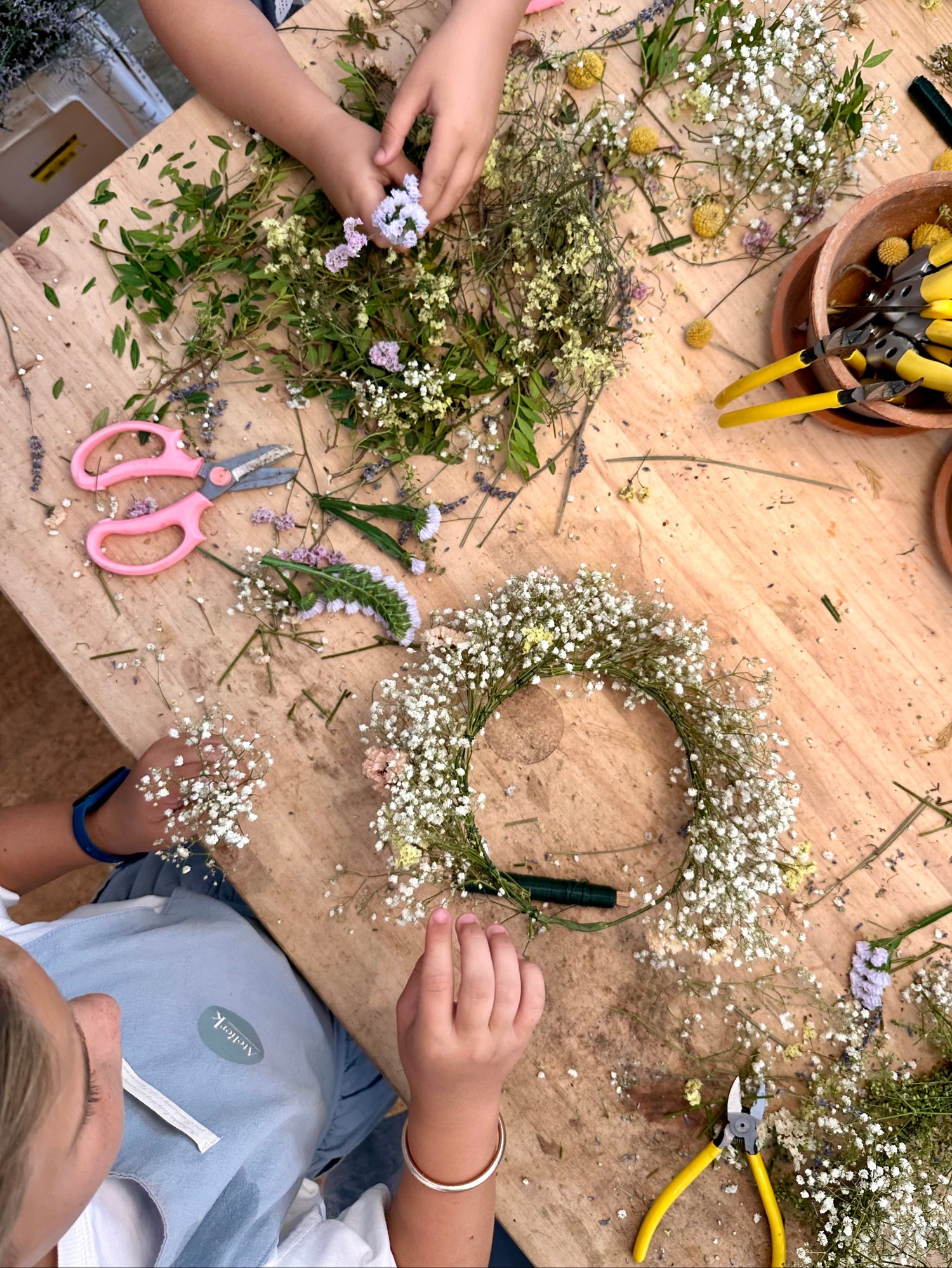 Materiales y flores para taller infantil de coronas