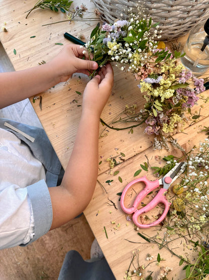 Niños disfrutando del taller de coronas florales en Atelier K