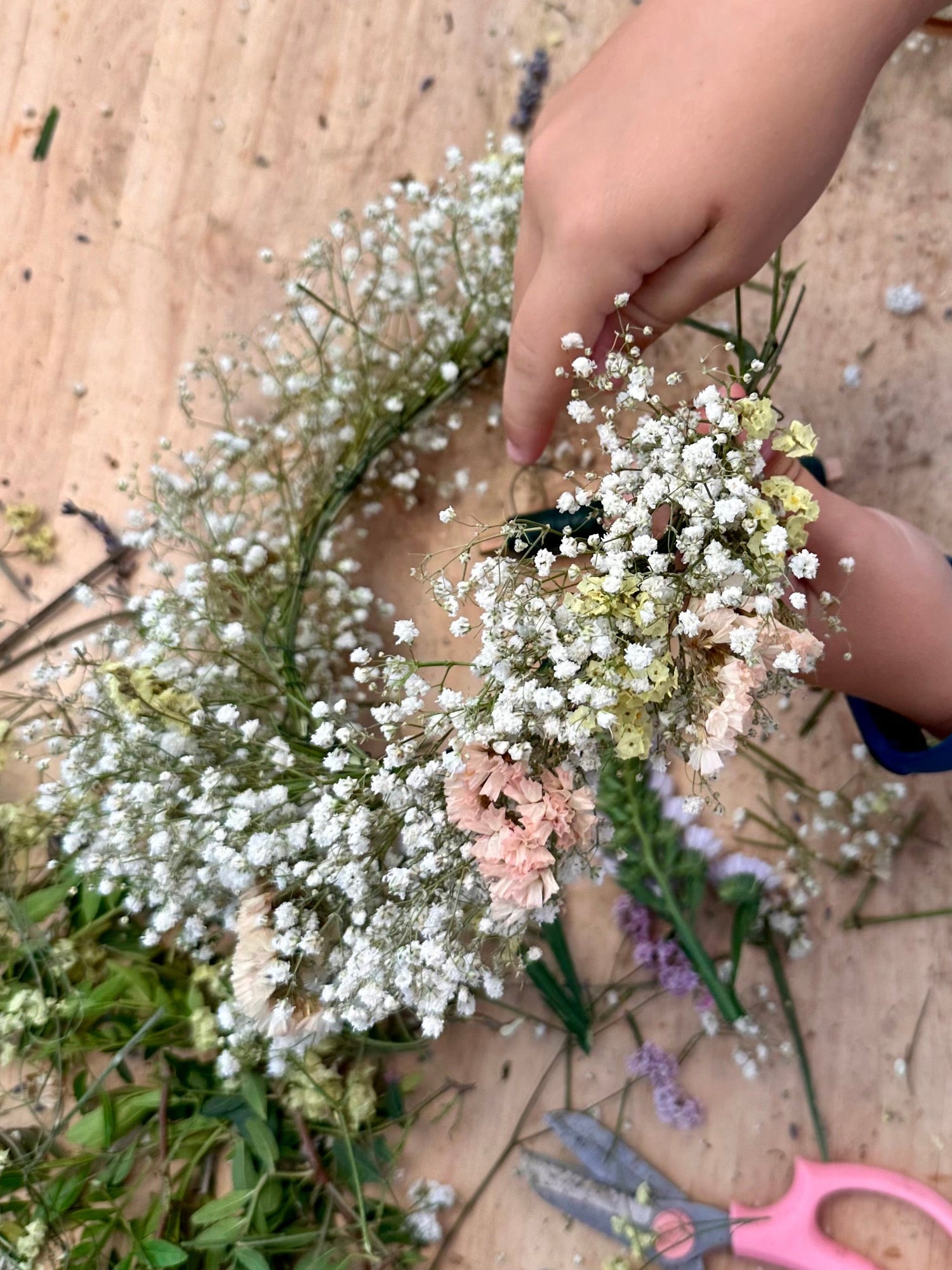 Detalle de una corona floral hecha por un niño