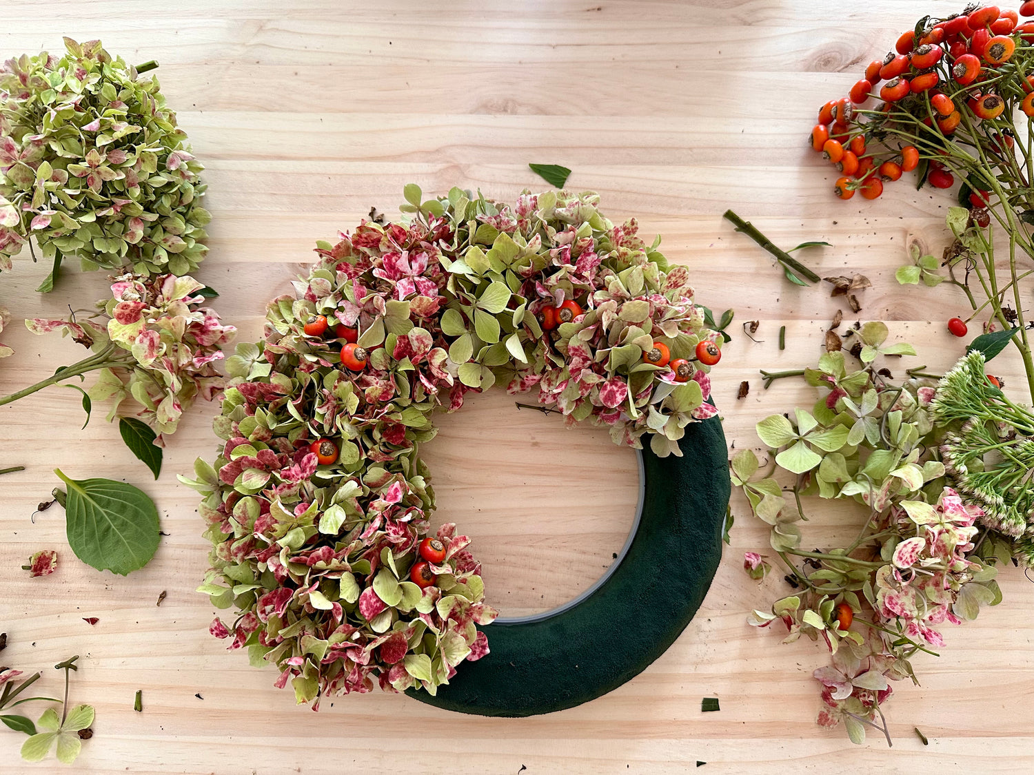 Corona Hortensia rojo-verde