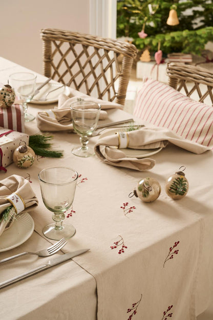 Camino de mesa, bayas rojas