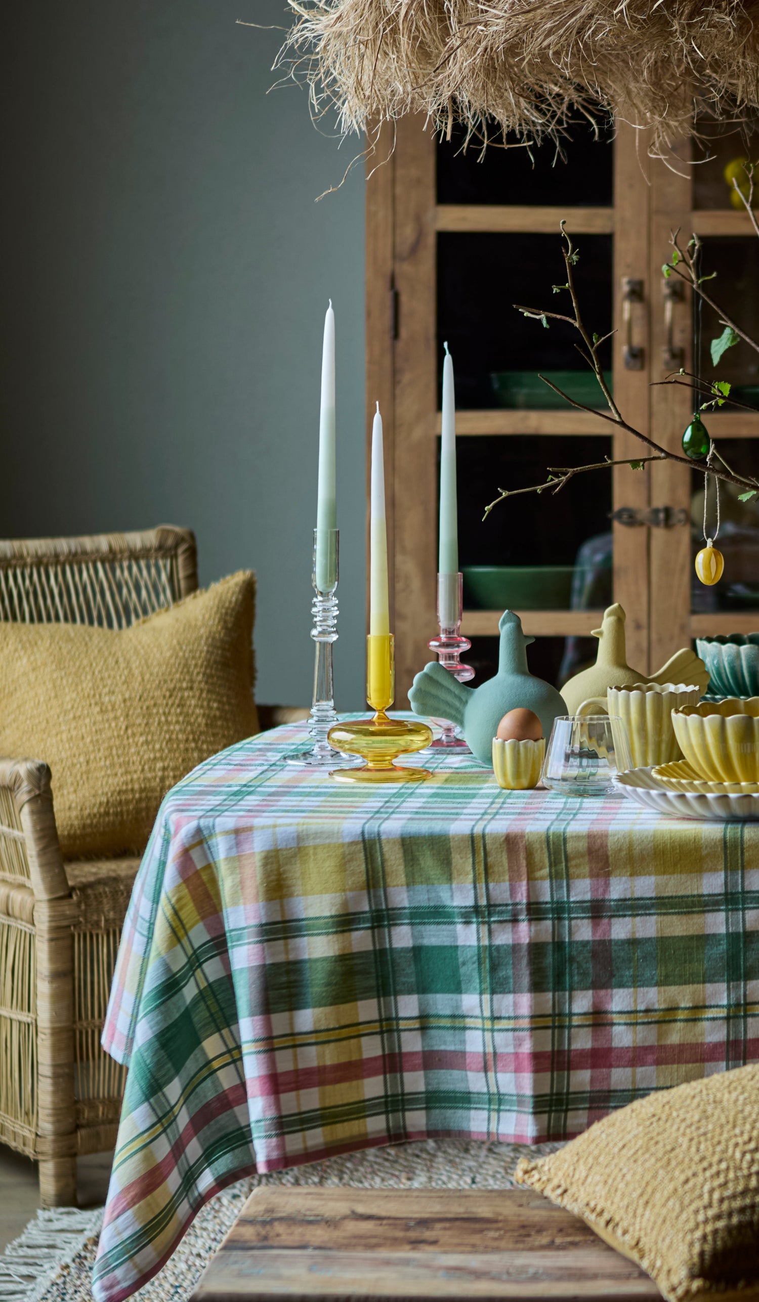 Set de 2 velas cónicas verdes, detalle del degradado crema y verde